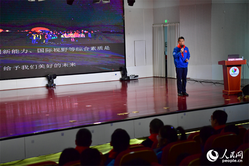 航空航天專家在景德鎮陶陽學校給學生開展航空科普報告活動。人民網記者 時雨攝