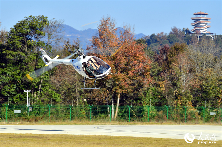 法国产Cabri G2直升机在浮梁机场上空展演。人民网记者 时雨摄