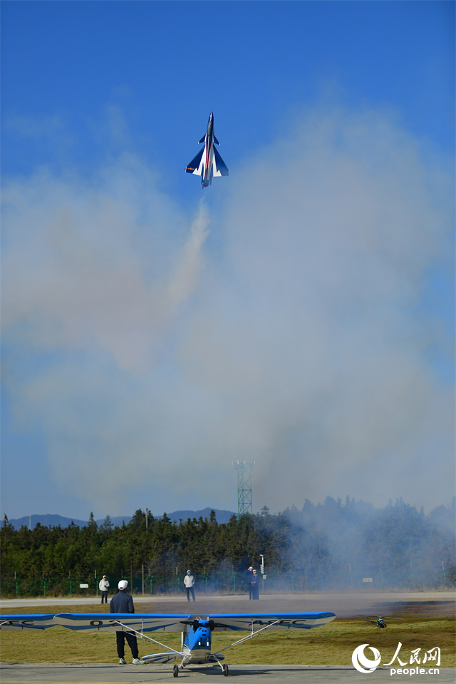 航模表演队带来的“空中芭蕾”引发现场阵阵惊呼与掌声。人民网记者 时雨摄
