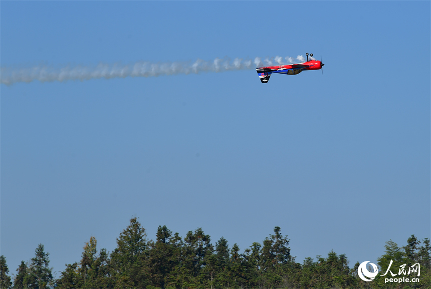 航模表演队带来的“空中芭蕾”引发现场阵阵惊呼与掌声。人民网记者 时雨摄