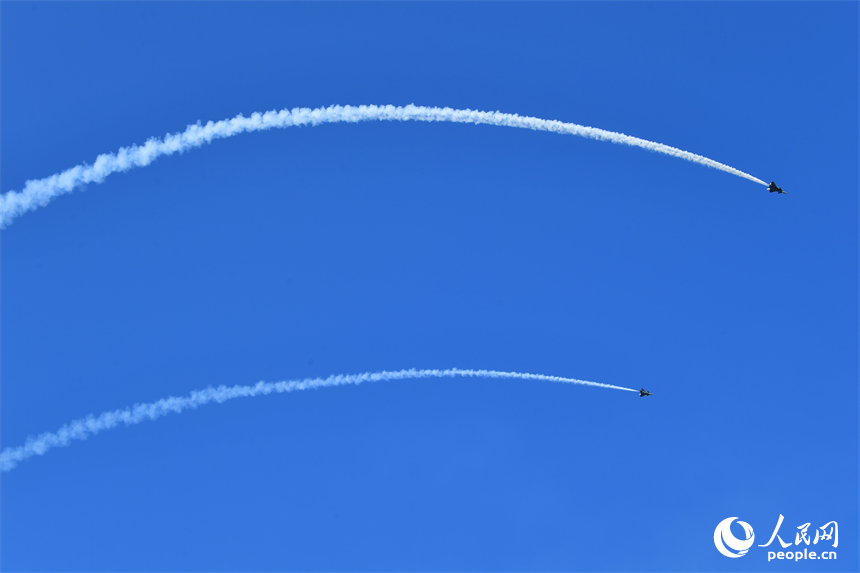 航模表演队带来的“空中芭蕾”引发现场阵阵惊呼与掌声。人民网记者 时雨摄