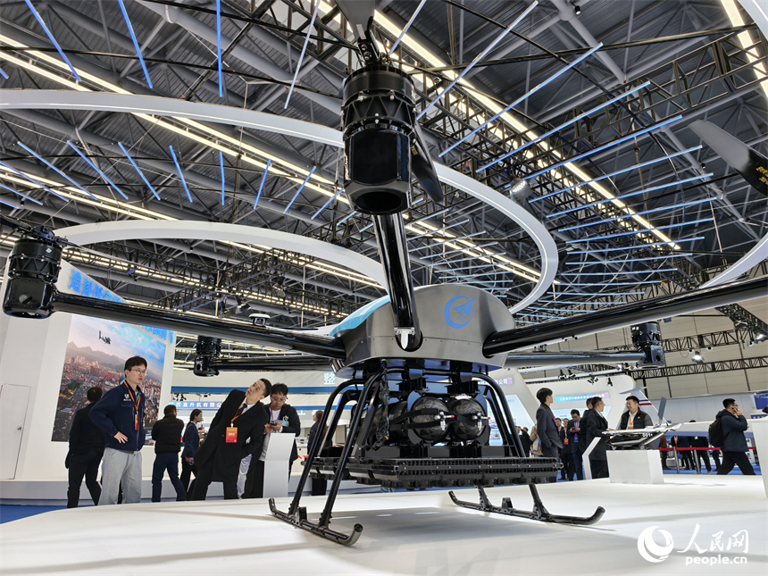 景德镇低空产业生态展上,人们正在参观一架大型多旋翼无人机。人民网记者 时雨摄