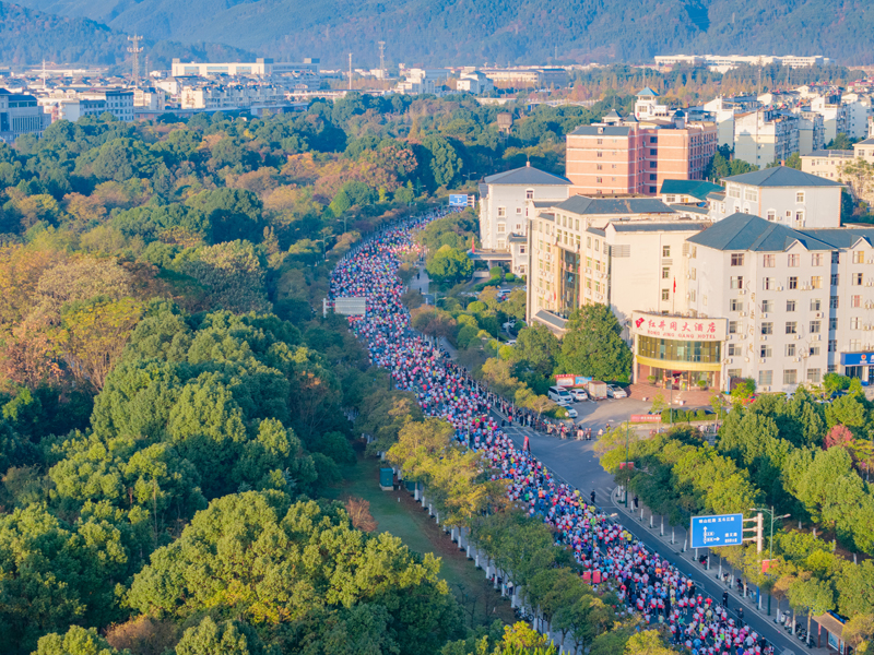 本届赛事在赛道设计上充分结合井冈山特有的红色文化与绿色生态资源。