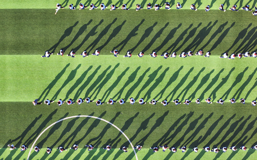 小學生在操場上進行大課間體育運動。謝東攝