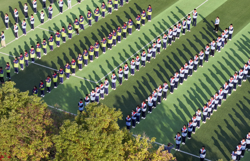 小學生在操場上進行大課間體育運動。謝東攝