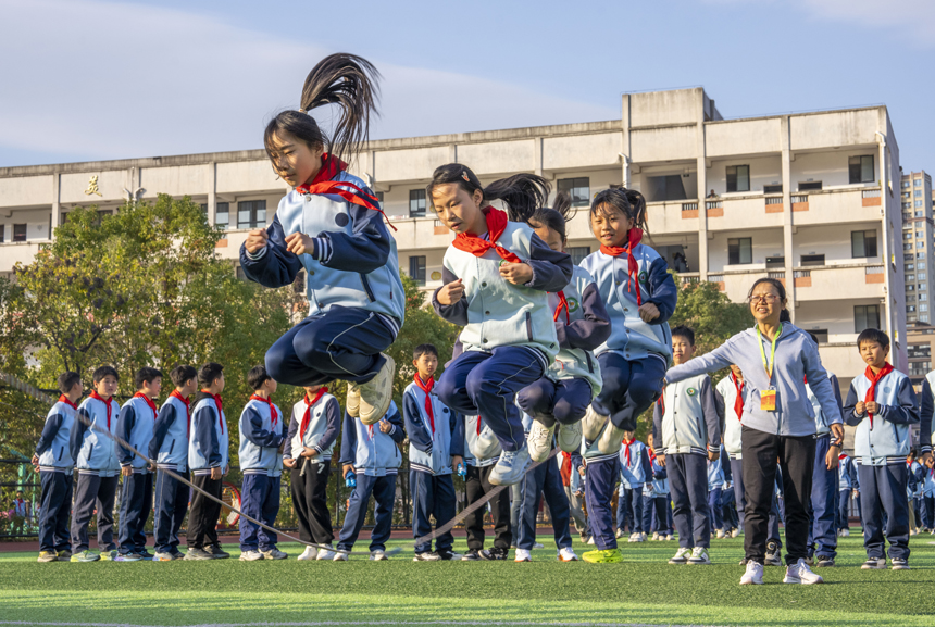 學生們在課間跳長繩。謝東攝