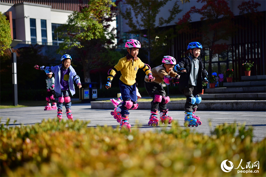 课后服务时段，江西省景德镇市陶阳学校的学生们正在校园里滑轮滑。人民网记者 时雨摄