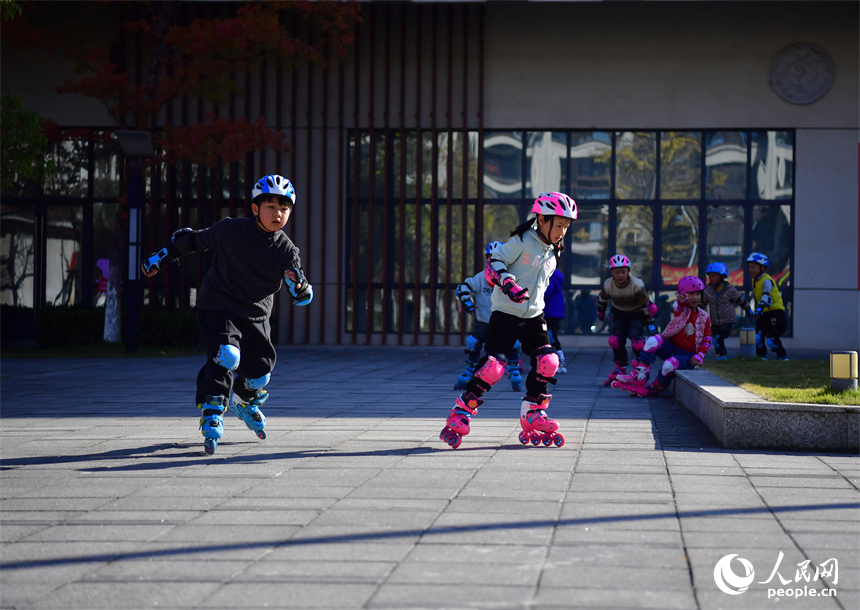 课后服务时段，江西省景德镇市陶阳学校的学生们正在校园里滑轮滑。人民网记者 时雨摄