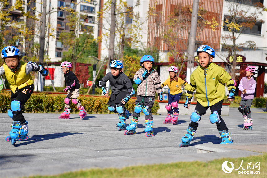 课后服务时段，江西省景德镇市陶阳学校的学生们正在校园里滑轮滑。人民网记者 时雨摄