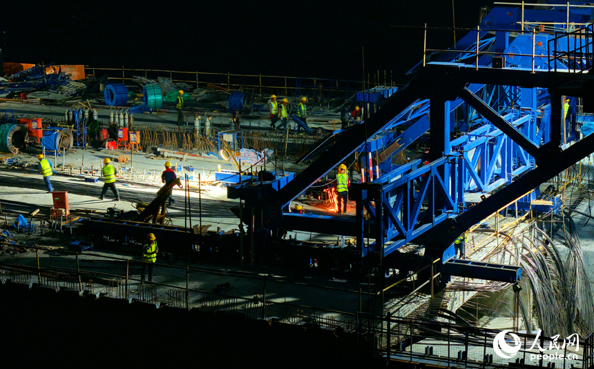 昌南大橋建設工地，工人們搶抓時間節點在夜間施工。人民網記者 朱海鵬攝