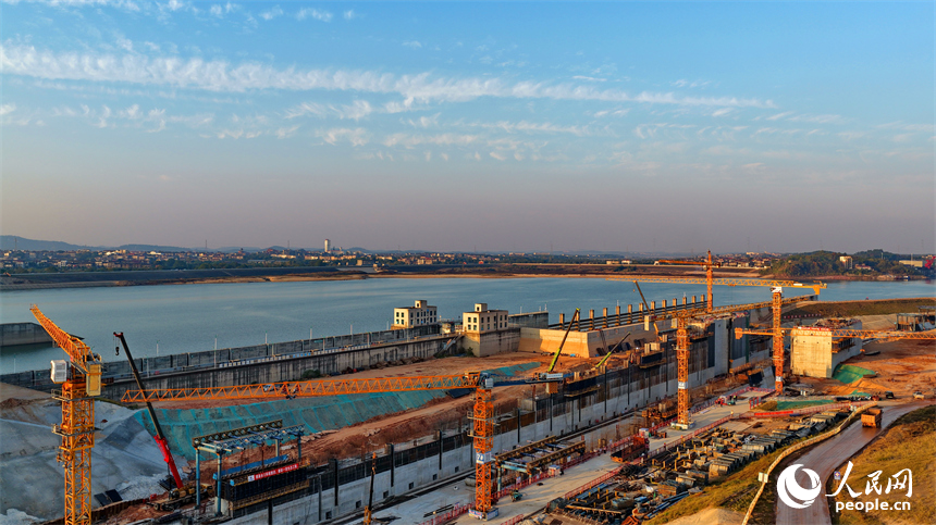 位于丰城市的赣江龙头山枢纽塔吊林立，工人在加紧建设水利枢纽二线船闸。人民网记者 朱海鹏摄