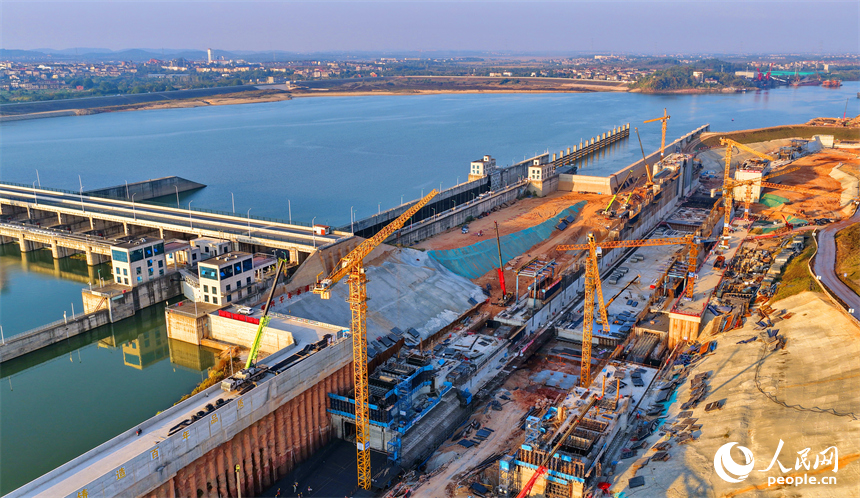 位于丰城市的赣江龙头山枢纽塔吊林立，工人在加紧建设水利枢纽二线船闸。人民网记者 朱海鹏摄