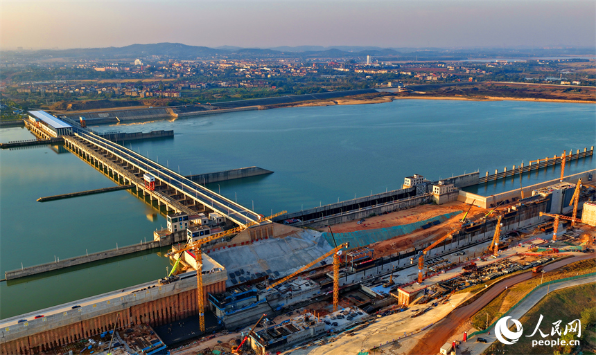 位于丰城市的赣江龙头山枢纽塔吊林立，工人在加紧建设水利枢纽二线船闸。人民网记者 朱海鹏摄