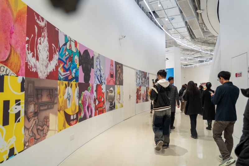 昌南裡世界陶瓷潮玩小鎮，觀眾正駐足觀賞展陳的陶瓷潮玩作品。人民網 龍楚良攝