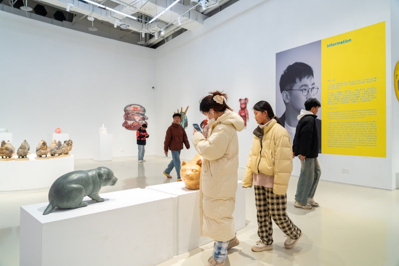 昌南裡世界陶瓷潮玩小鎮，觀眾正駐足觀賞展陳的陶瓷潮玩作品。人民網 龍楚良攝