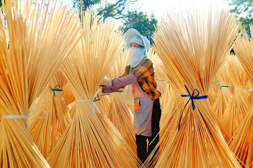 工人们正忙碌地晾晒着毛竹半成品。尹其奇摄