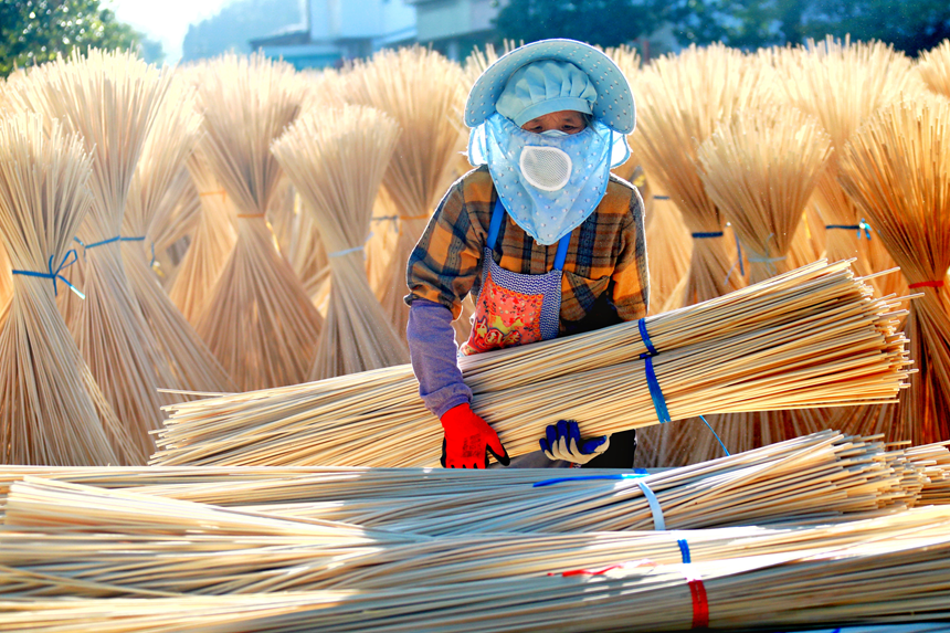 工人们正忙着搬运毛竹半成品。尹其奇摄