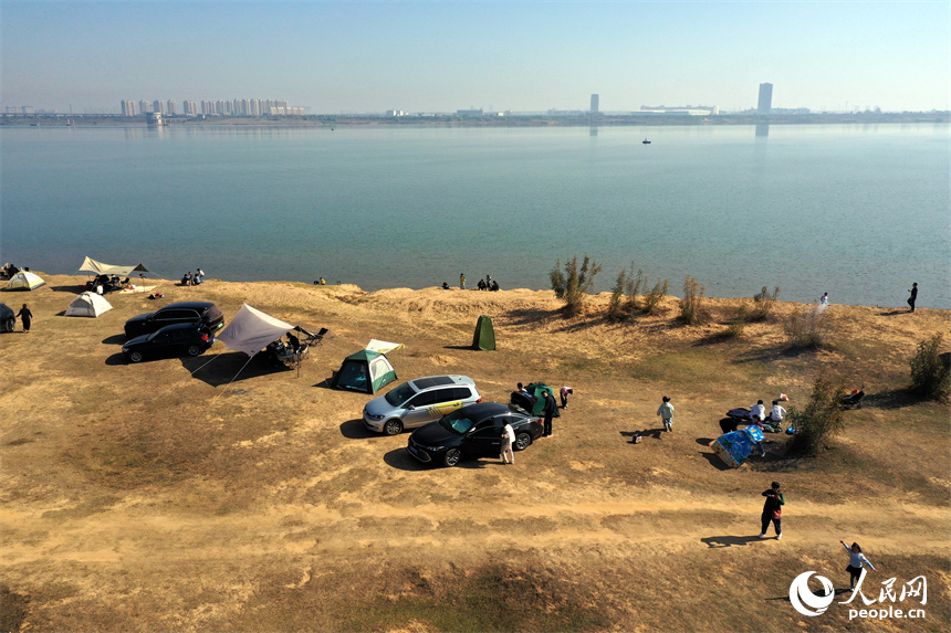 冬日暖阳下，马咀山生态公园迎来众多开车露营休闲的市民游客。人民网记者 时雨摄