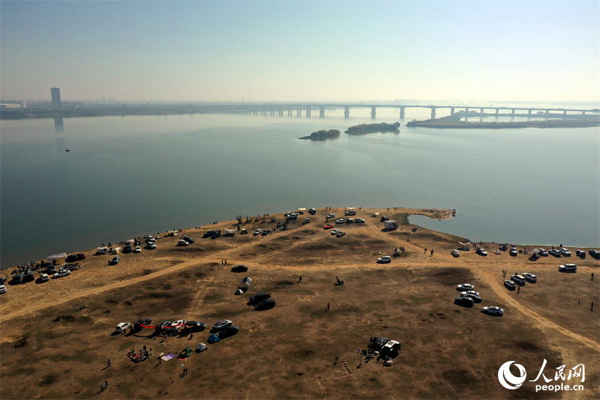 冬日暖阳下，马咀山生态公园迎来众多开车露营休闲的市民游客。人民网记者 时雨摄