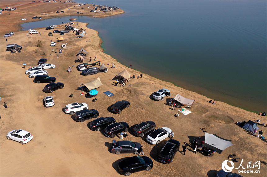 冬日暖阳下，马咀山生态公园迎来众多开车露营休闲的市民游客。人民网记者 时雨摄