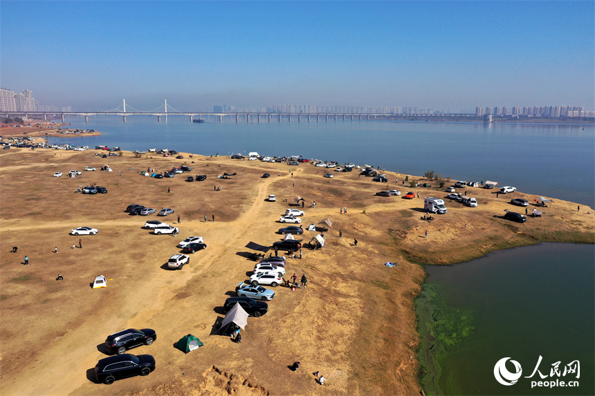 冬日暖阳下，马咀山生态公园迎来众多开车露营休闲的市民游客。人民网记者 时雨摄