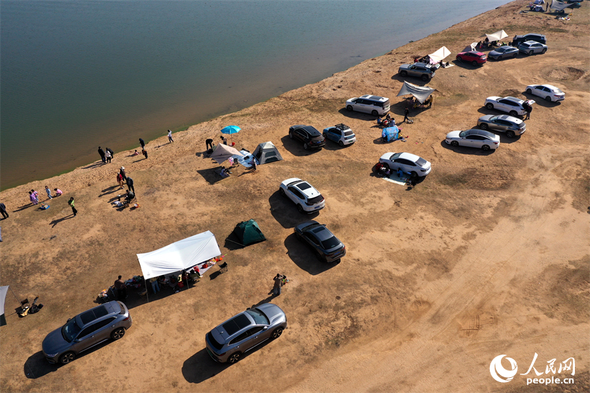 冬日暖阳下，马咀山生态公园迎来众多开车露营休闲的市民游客。人民网记者 时雨摄