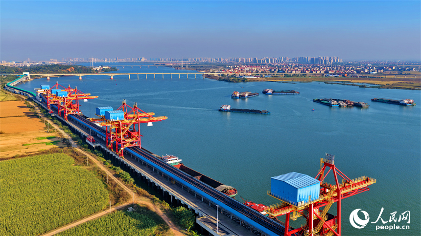 江西宜春港豐城港區尚庄貨運碼頭，橋吊起重機在裝卸煤炭，並通過履帶傳輸帶運往火力發電廠發電。人民網記者 朱海鵬攝