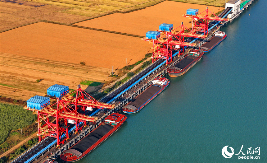 江西宜春港豐城港區尚庄貨運碼頭，橋吊起重機在裝卸煤炭，並通過履帶傳輸帶運往火力發電廠發電。人民網記者 朱海鵬攝