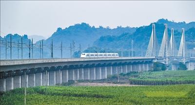 南凭高铁全线贯通运营