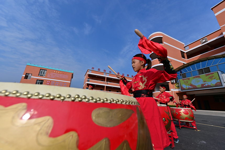 在萬載縣高村鎮中心小學，學生在課間練習戰鼓。鄧龍華攝