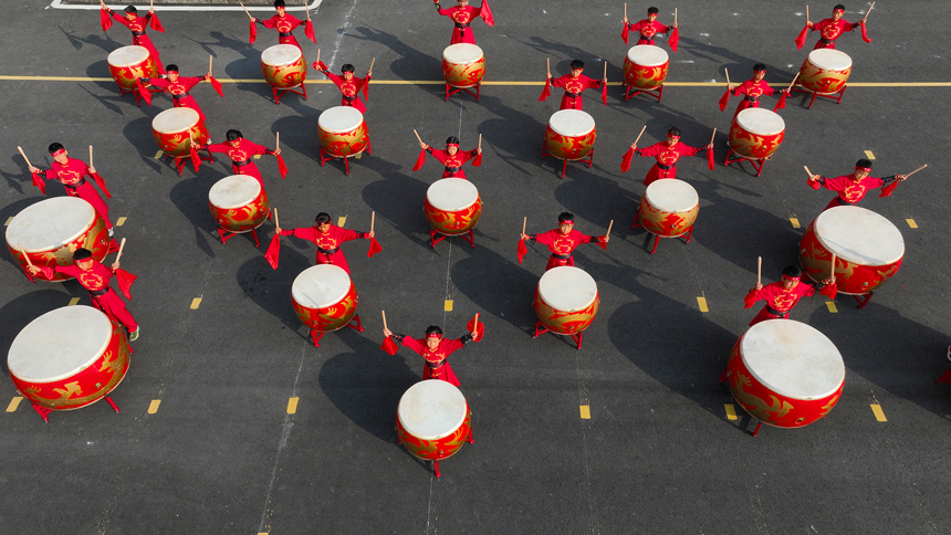 在萬載縣高村鎮中心小學，學生在課間練習戰鼓。鄧龍華攝
