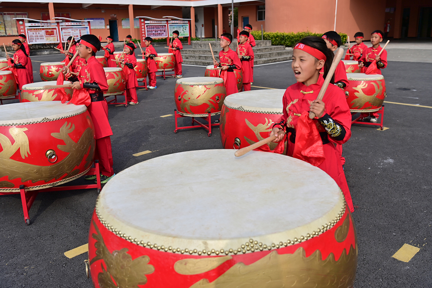 在萬載縣高村鎮中心小學，學生在課間練習戰鼓。鄧龍華攝