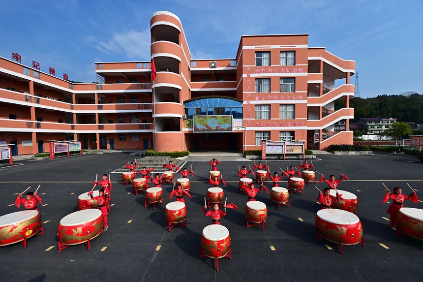 在萬載縣高村鎮中心小學，學生在課間練習戰鼓。鄧龍華攝