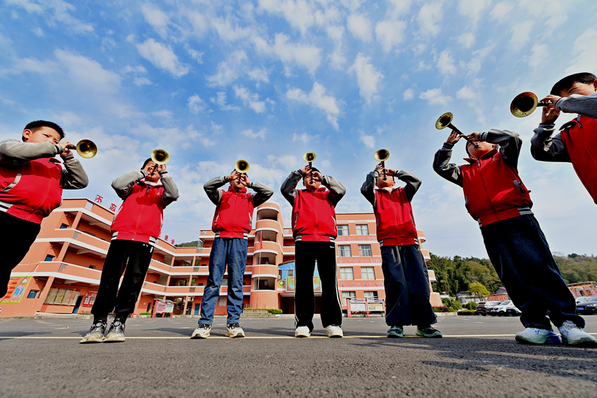 在萬載縣高村鎮中心小學，學生在課間練習嗩吶。鄧龍華攝