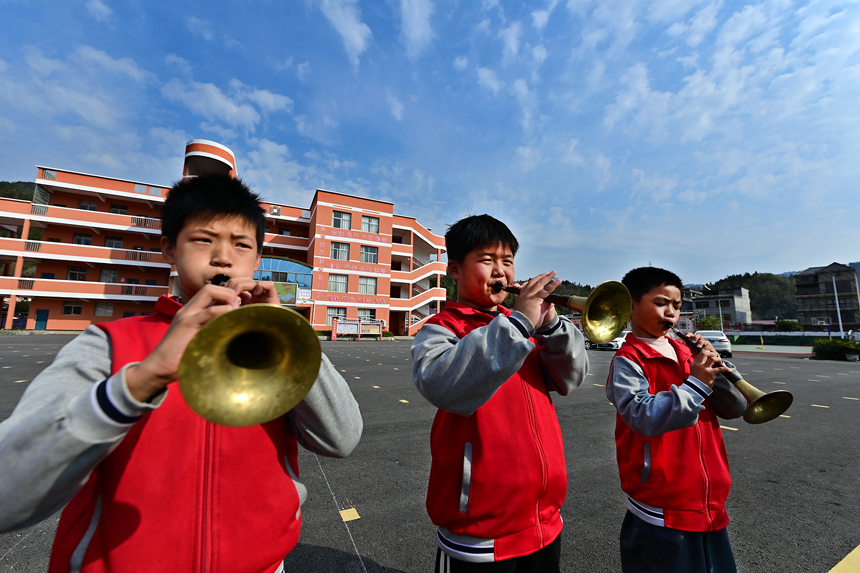 在萬載縣高村鎮中心小學，學生在課間練習嗩吶。鄧龍華攝