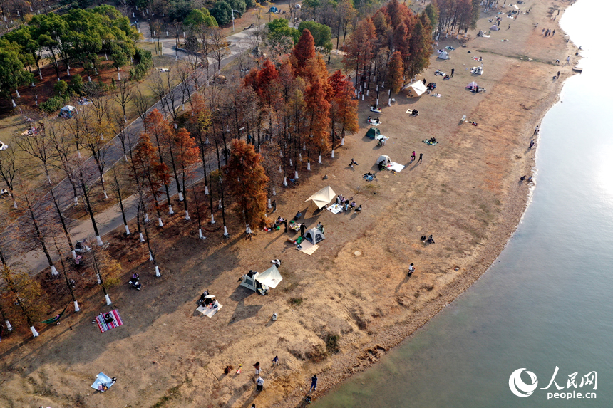 贛江畔，民眾享受冬日暖陽。人民網記者 時雨攝
