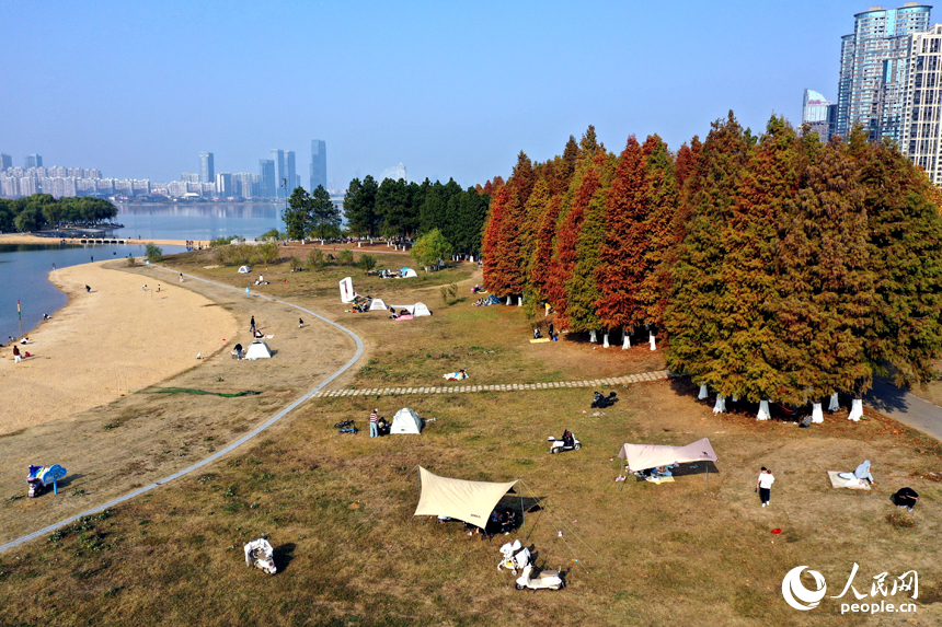 赣江畔，民众享受冬日暖阳。人民网记者 时雨摄
