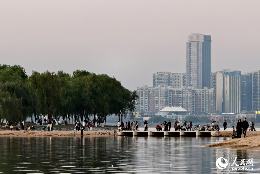 贛江畔，民眾享受冬日暖陽。人民網記者 時雨攝