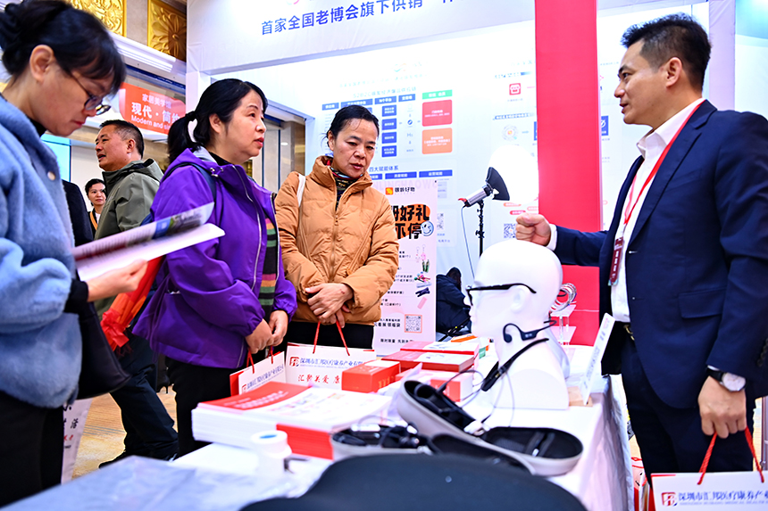 贛州首屆康養產業博覽會在南康區舉辦，許多中老年前來試用、選購康養產品和適老化器材。人民網記者 朱海鵬攝