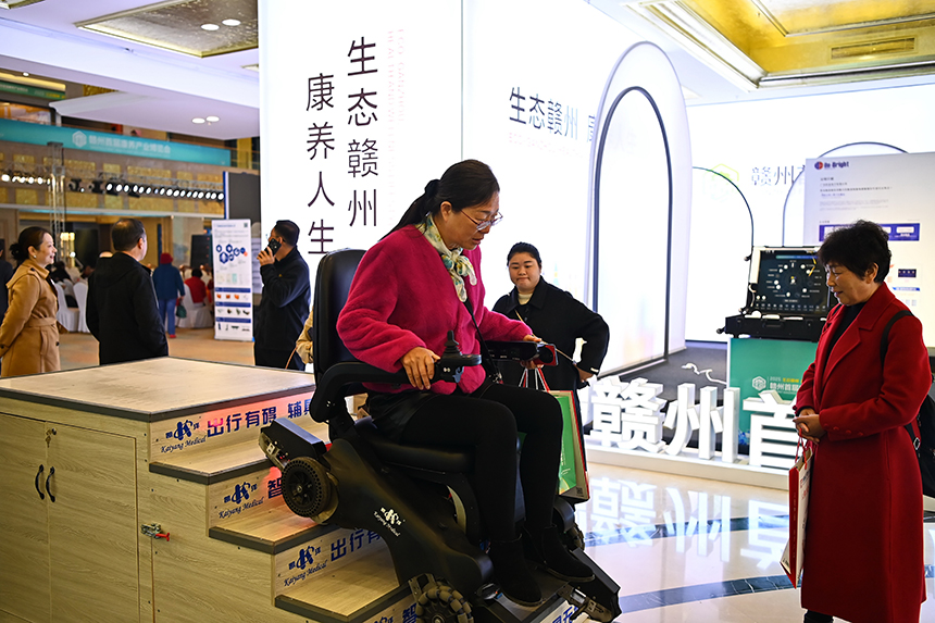 贛州首屆康養產業博覽會在南康區舉辦，許多中老年前來試用、選購康養產品和適老化器材。人民網記者 朱海鵬攝