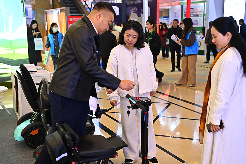 贛州首屆康養產業博覽會在南康區舉辦，許多中老年前來試用、選購康養產品和適老化器材。人民網記者 朱海鵬攝