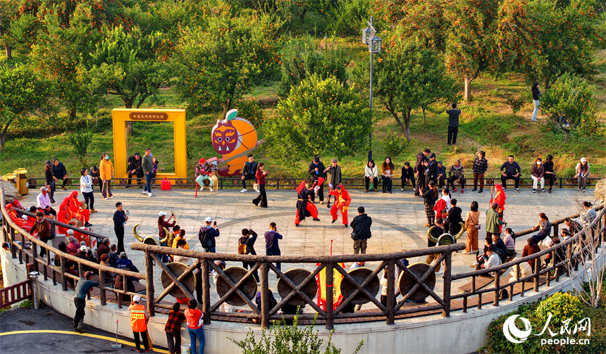 撫州市南豐縣琴城鎮水南村貢橘苑，村民和游客在觀看南豐儺舞表演。人民網記者 朱海鵬攝