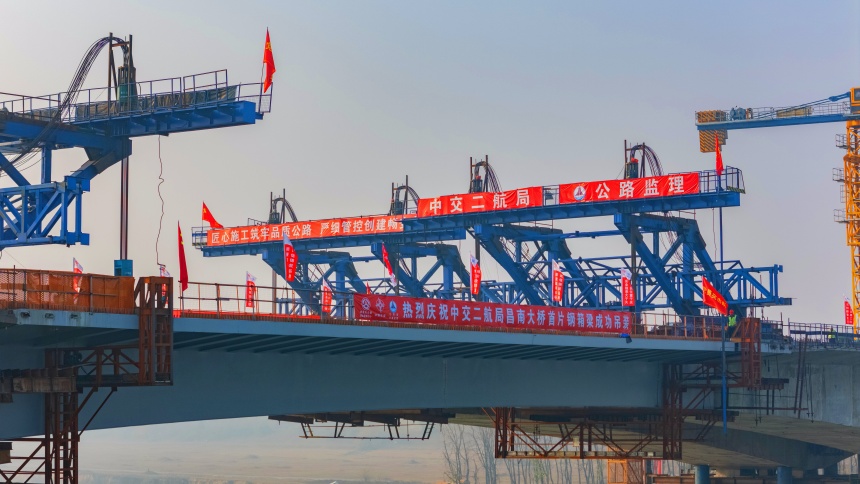 新南大道（G320）A标项目昌南大桥首片钢箱梁成功吊装，为后续大桥钢箱梁连续架设和桥梁合龙奠定了坚实的基础。邱金伟摄