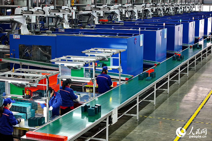 工人在自動化生產線上加工電動輕型車動力電池訂單產品。人民網記者 朱海鵬攝