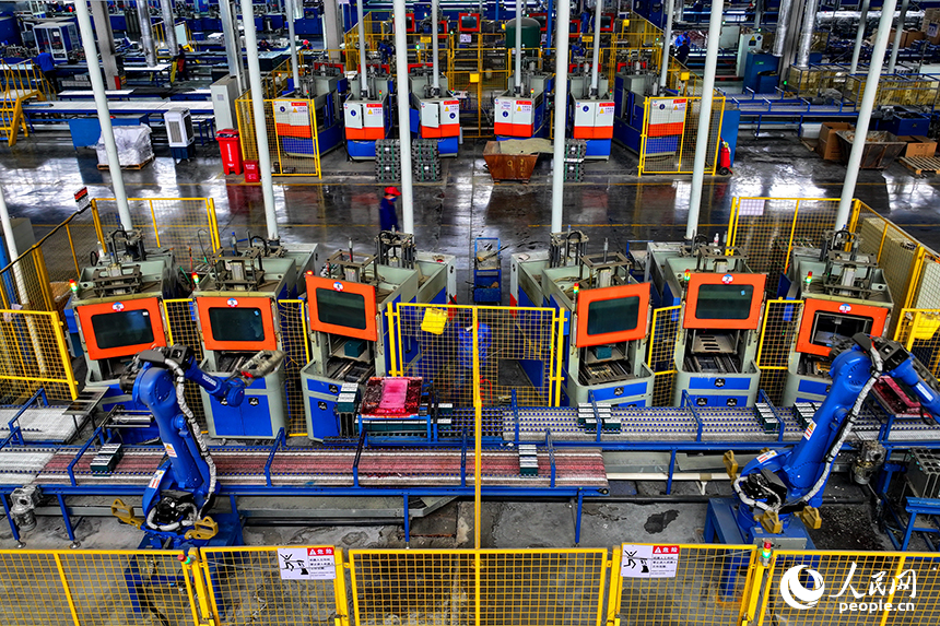 工人在自動化生產線上加工電動輕型車動力電池訂單產品。人民網記者 朱海鵬攝