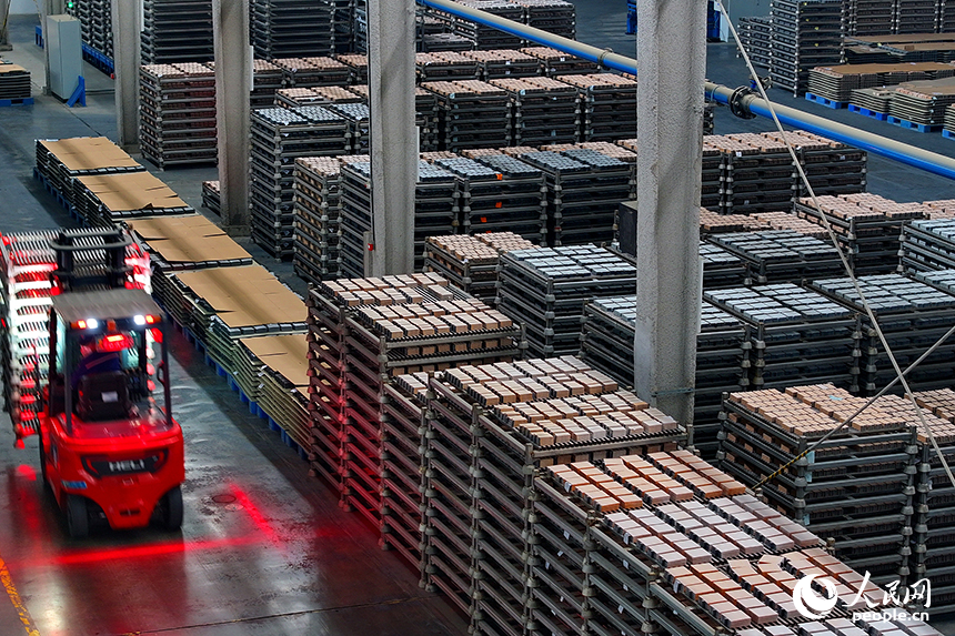 工人在自动化生产线上加工电动轻型车动力电池订单产品。人民网记者 朱海鹏摄