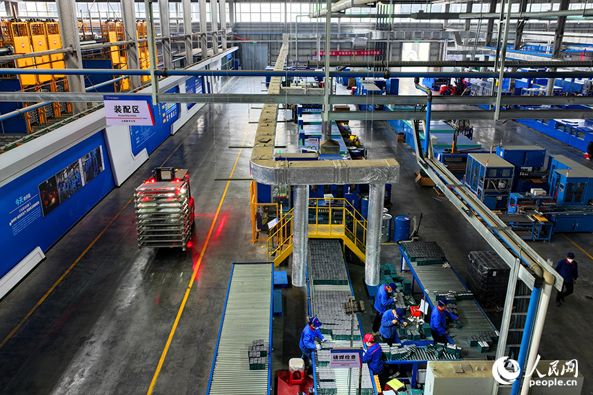 工人在自動化生產線上加工電動輕型車動力電池訂單產品。人民網記者 朱海鵬攝