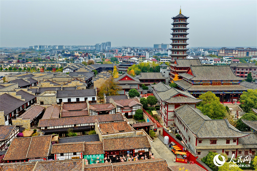 位於撫州市臨川區的文昌裡歷史文化街區，一棟棟贛派建筑以其獨特的歷史風貌和文化底蘊，吸引游客紛至沓來。人民網記者 朱海鵬攝