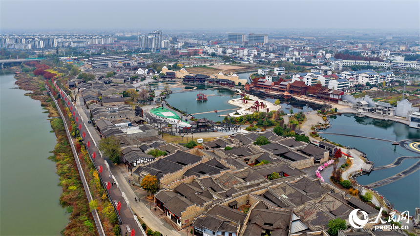 位於撫州市臨川區的文昌裡歷史文化街區，一棟棟贛派建筑以其獨特的歷史風貌和文化底蘊，吸引游客紛至沓來。人民網記者 朱海鵬攝