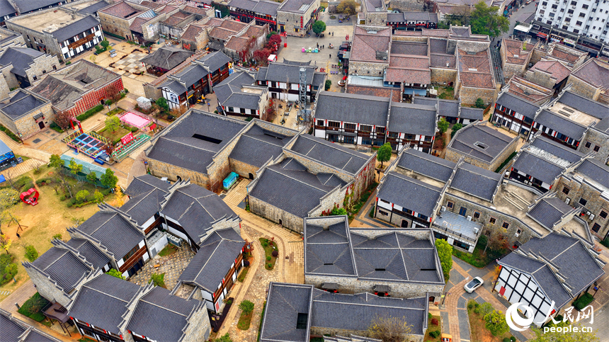 位于抚州市临川区的文昌里历史文化街区，一栋栋赣派建筑以其独特的历史风貌和文化底蕴，吸引游客纷至沓来。人民网记者 朱海鹏摄